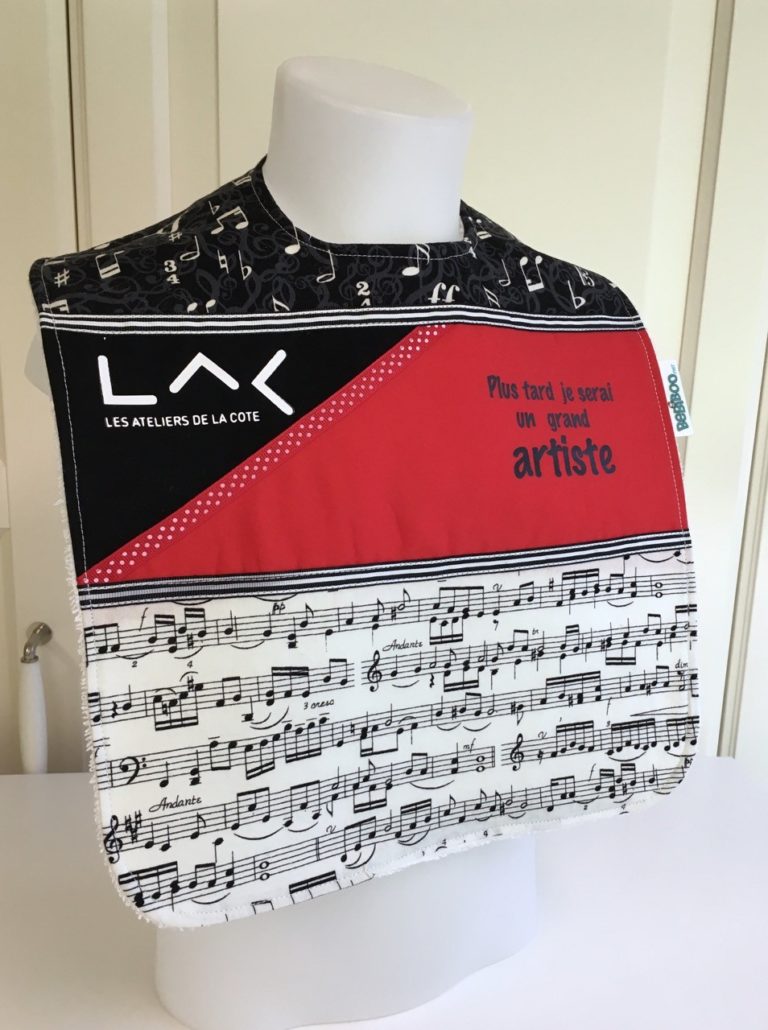 Bavette fait main en coton avec le logo du LAC