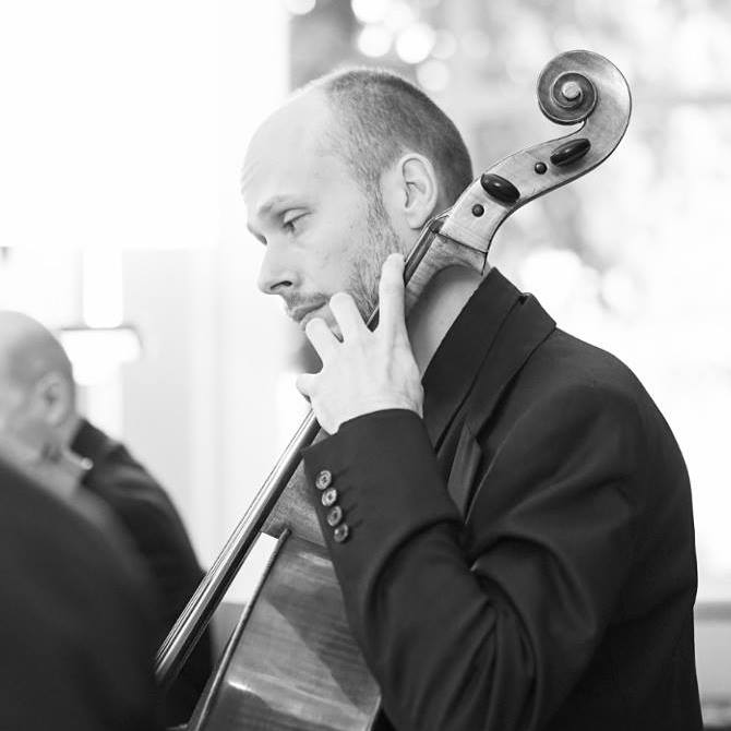 Mathieu Rouquié violoncelliste installé aux Ateliers de la Côte à Etoy.