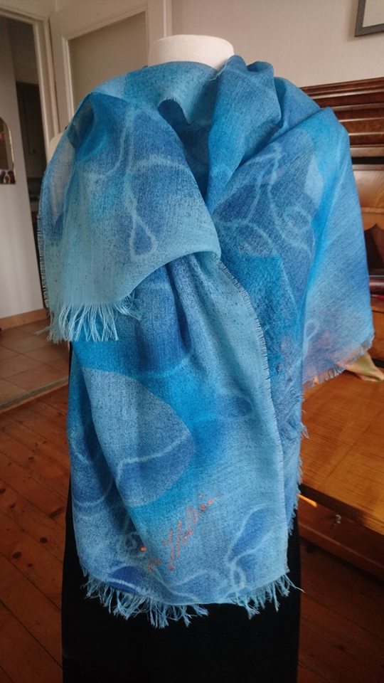 Jeanne-Hélène Zurflüh, propose de nombreuses réalisations: foulards, écharpes et tableaux fait à partir de déchets de soie.