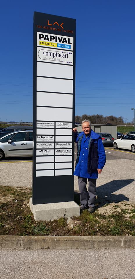 Totem publicitaire aux Ateliers de la Côte à Etoy. Centre culturel avec un parking gratuit, à 8 minutes des axes autoroutiers et 5 minutes à pied de la gare