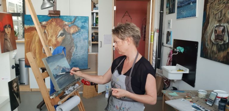 Nancy Etienne artiste peintre aux Ateliers de la Côte à Etoy. Centre culturel artistique à Etoy. Parking gratuit à 5 minutes à pied de la gare et 8 minutes en voiture des axes autoroutiers