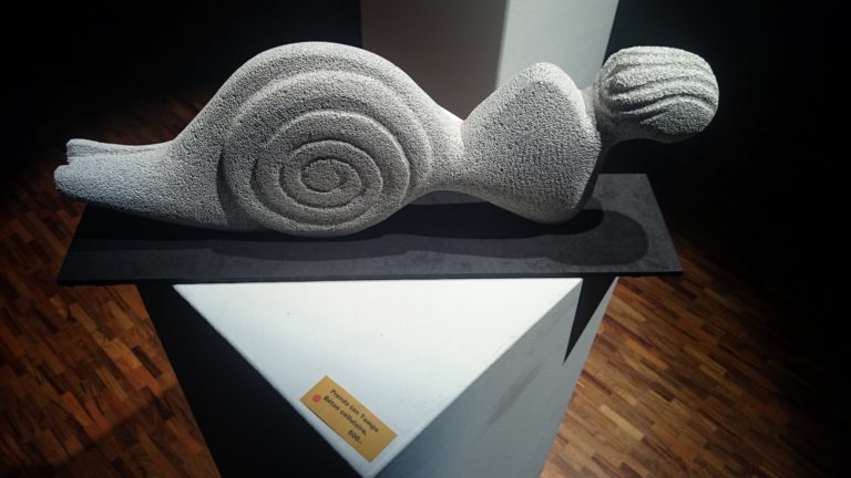 Satch Brzak réalise des sculptures et des peintures aux Ateliers de la Côte, centre culturel artistique à Etoy