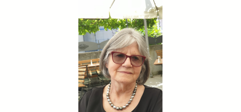 Louise Vesco réalise de la taille sur pierre aux Ateliers de la Côte à Etoy