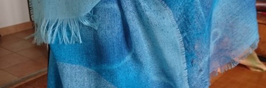 Jeanne-Hélène Zurflüh, propose de nombreuses réalisations: foulards, écharpes et tableaux fait à partir de déchets de soie.