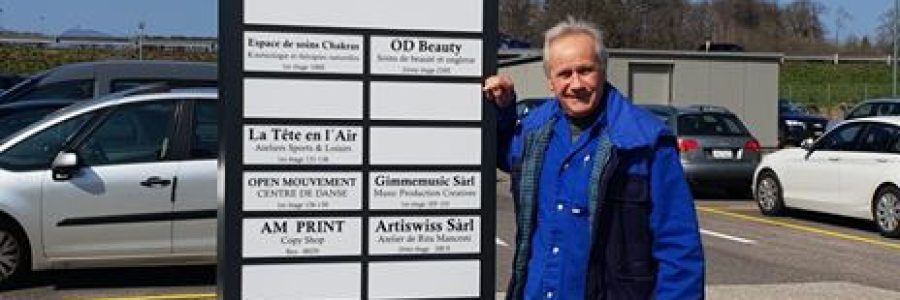 Totem publicitaire aux Ateliers de la Côte à Etoy. Centre culturel avec un parking gratuit, à 8 minutes des axes autoroutiers et 5 minutes à pied de la gare