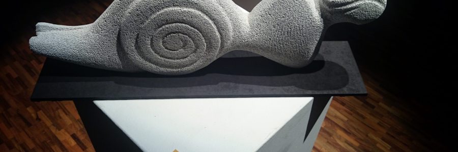 Satch Brzak réalise des sculptures et des peintures aux Ateliers de la Côte, centre culturel artistique à Etoy