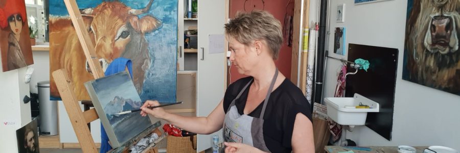 Nancy Etienne artiste peintre aux Ateliers de la Côte à Etoy. Centre culturel artistique à Etoy. Parking gratuit à 5 minutes à pied de la gare et 8 minutes en voiture des axes autoroutiers