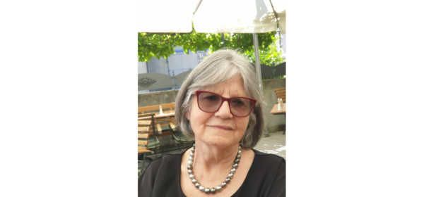 Louise Vesco réalise de la taille sur pierre aux Ateliers de la Côte à Etoy